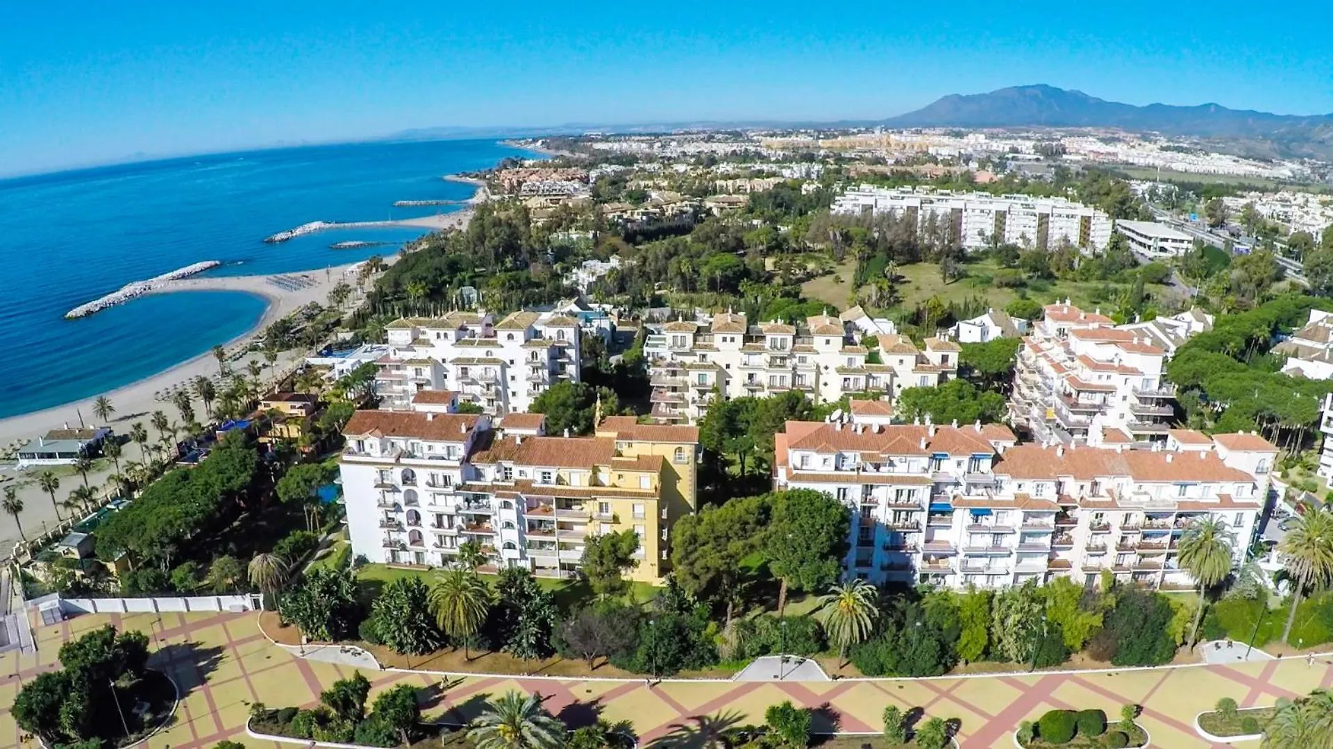 2 Bedroom Apartment, With Sea Views, In Puerto Banus Marbella Lägenhet