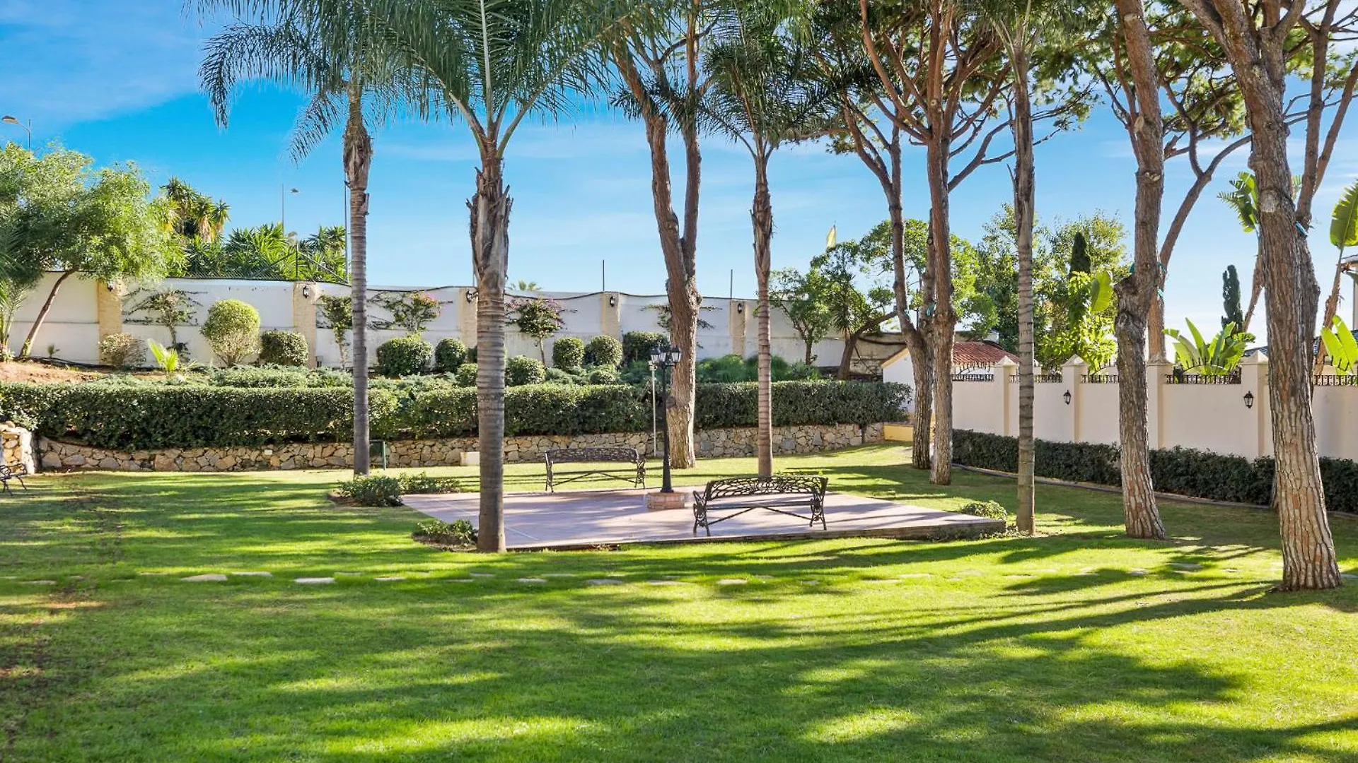 Apartment 2 Bedroom Apartment, With Sea Views, In Puerto Banus Marbella