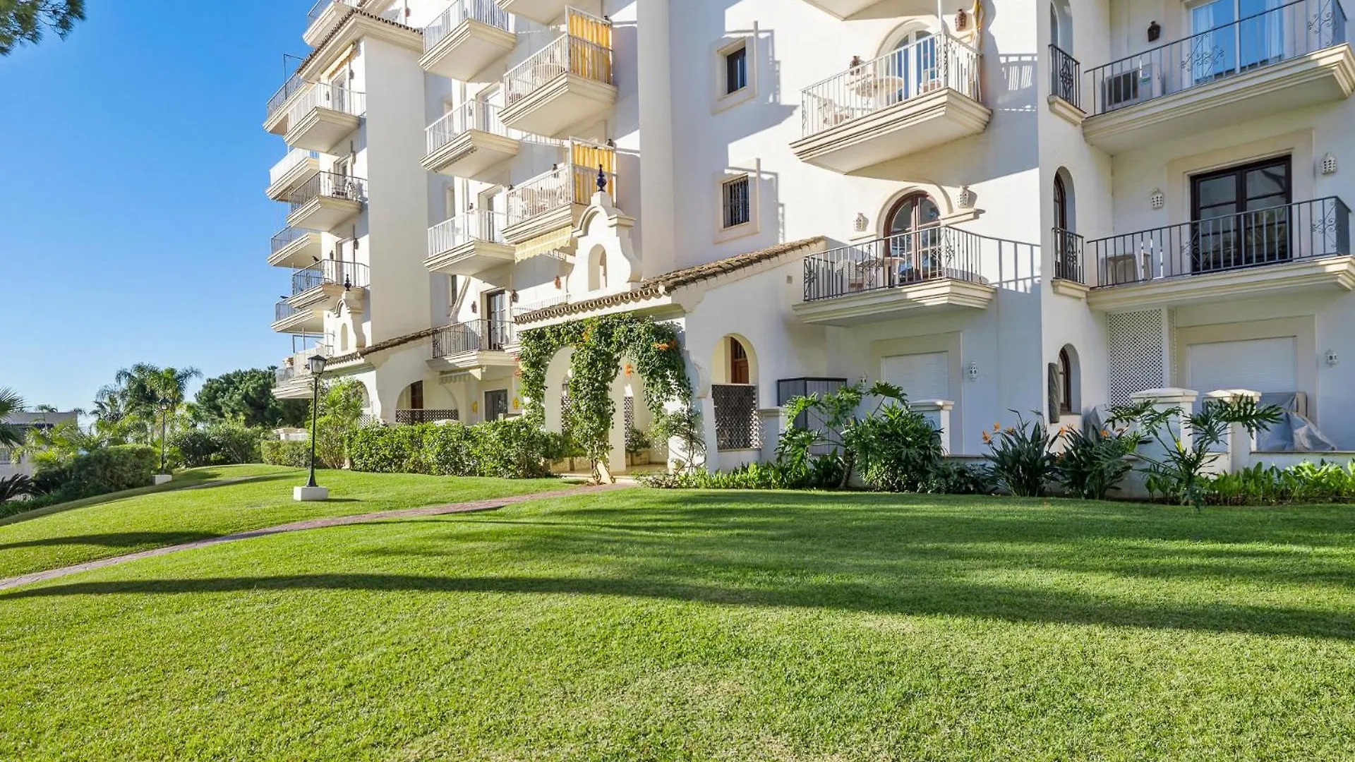 2 Bedroom Apartment, With Sea Views, In Puerto Banus Marbella 0*,