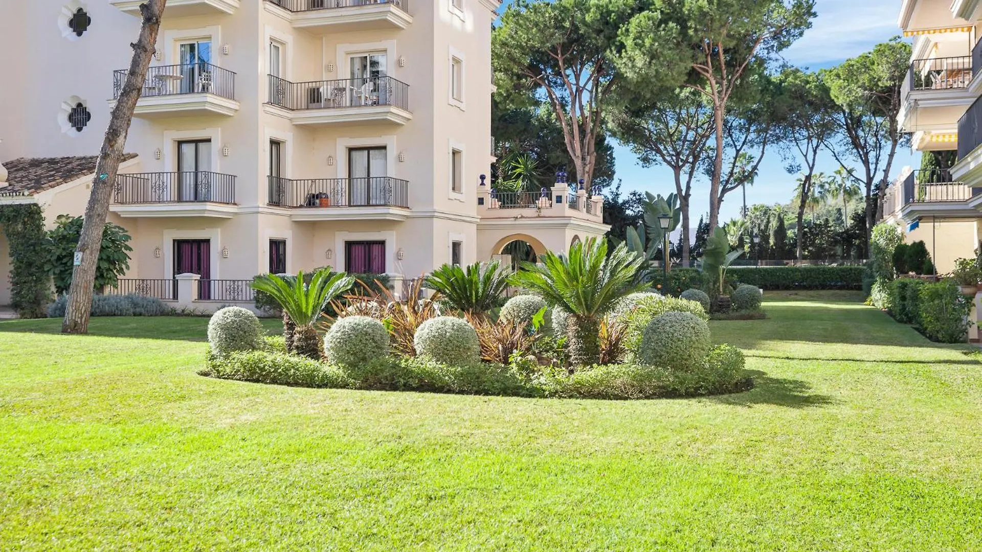 2 Bedroom Apartment, With Sea Views, In Puerto Banus Marbella