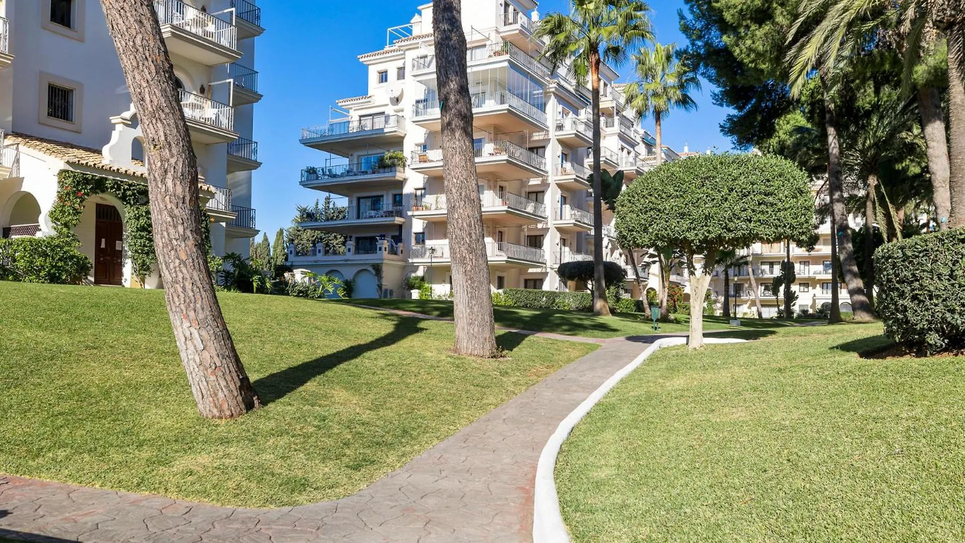 2 Bedroom Apartment, With Sea Views, In Puerto Banus Marbella